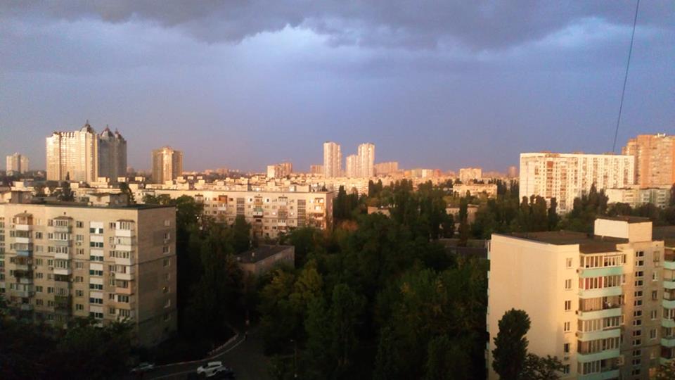 Гроза в Киеве: люди в соцсетях публикуют яркие фото и видео