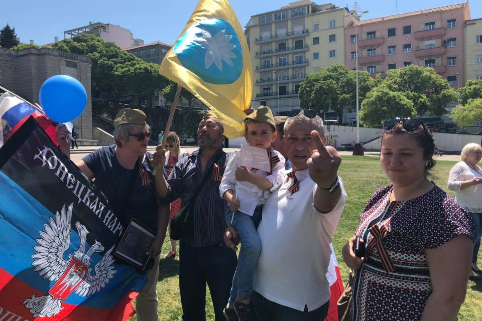 Евровидение 2018: россияне пронесли по Лиссабону флаги "ДНР" и "ЛНР" (видео)