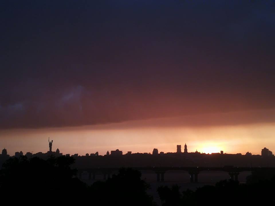 Гроза в Киеве: люди в соцсетях публикуют яркие фото и видео