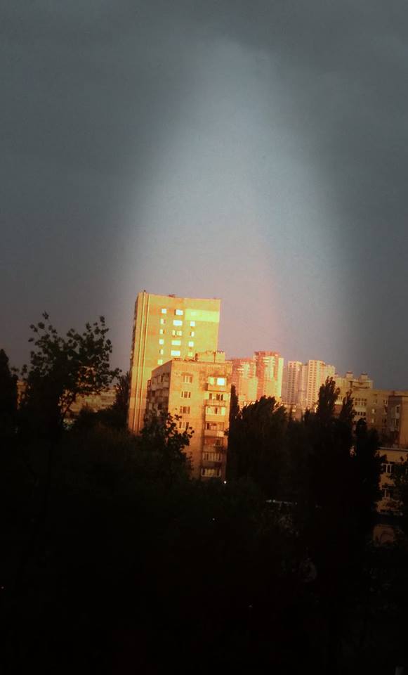 Гроза в Киеве: люди в соцсетях публикуют яркие фото и видео