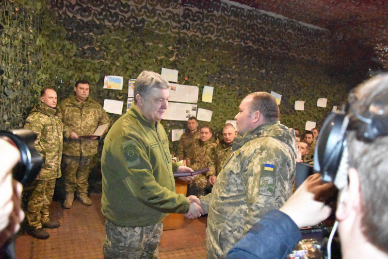 Порошенко вручив нагороди бійцям, які повертали українські села в Луганській області