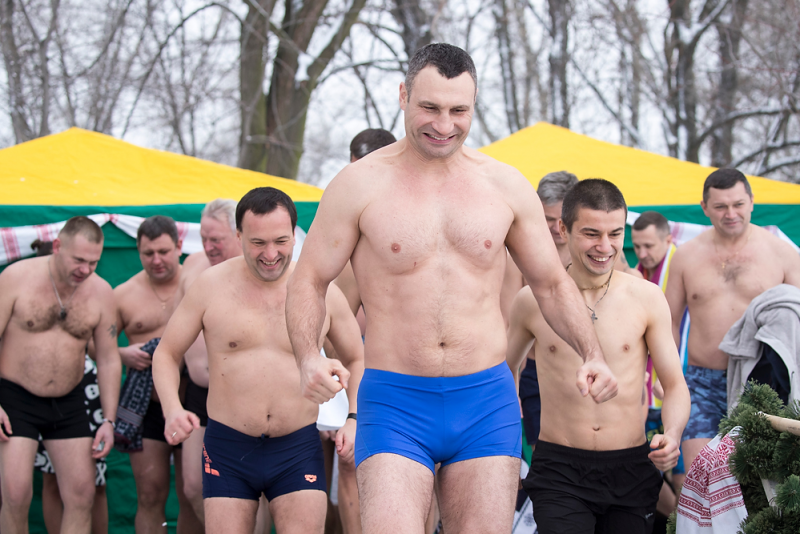 Хрещення 2018: Кличко разом з главами районів Києва викупався в Дніпрі