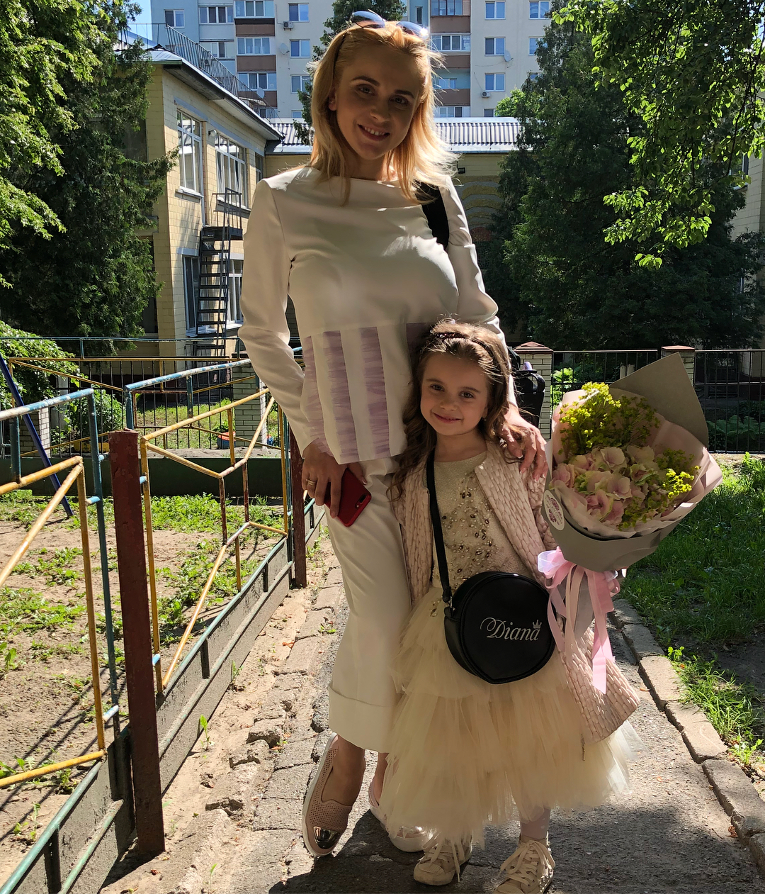 &quot;Наплакалась&quot;: Лилия Ребрик поделилась милыми фото с выпускного дочери