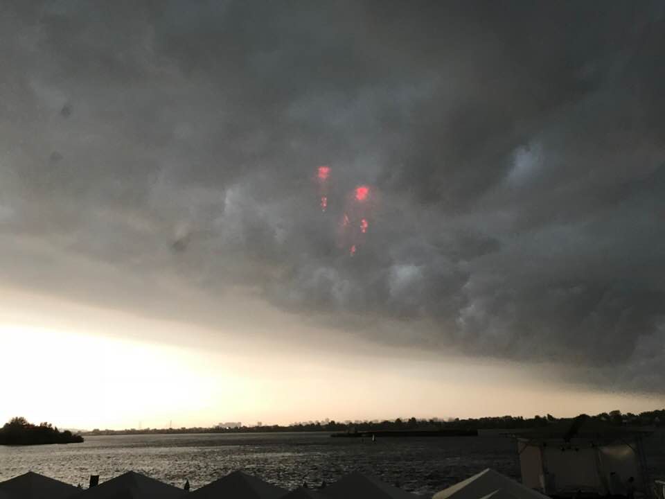 Гроза в Киеве: люди в соцсетях публикуют яркие фото и видео