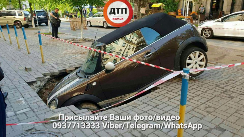 У Києві під асфальт провалилося авто: виявили власника (відео)