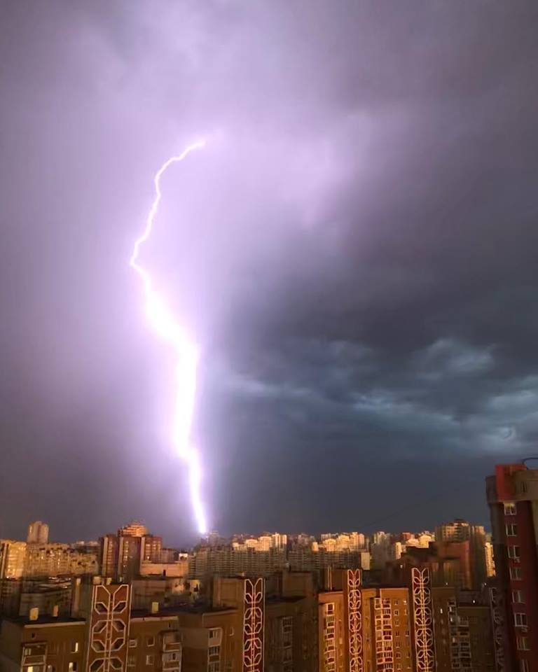 Гроза в Киеве: люди в соцсетях публикуют яркие фото и видео