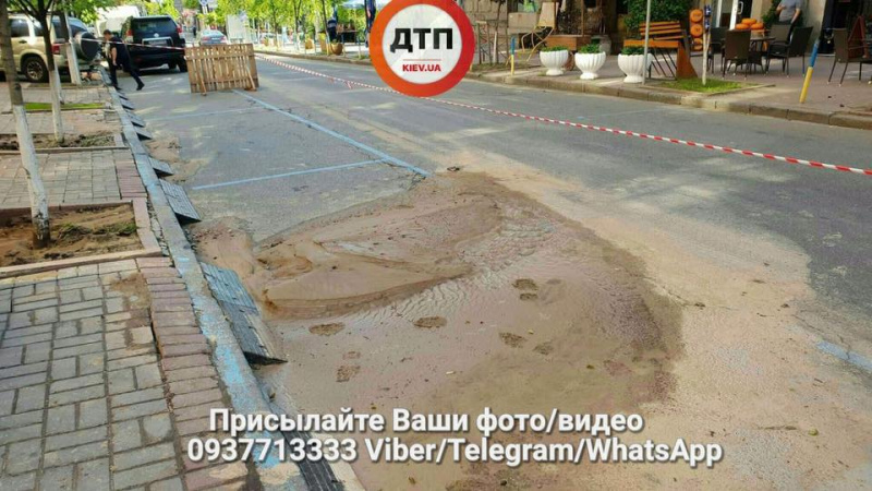 У Києві під асфальт провалилося авто: виявили власника (відео)