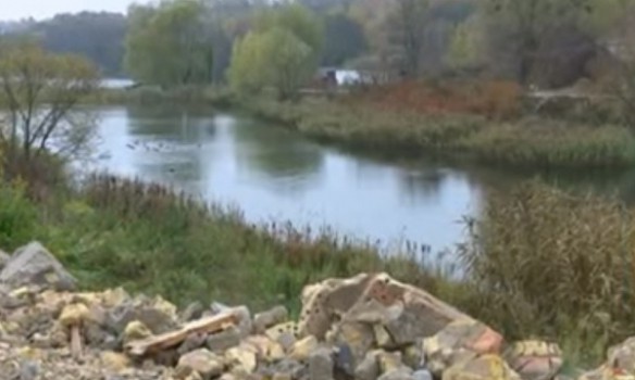 У Києві після скарг жителів почали прибирати водойму від сміття
