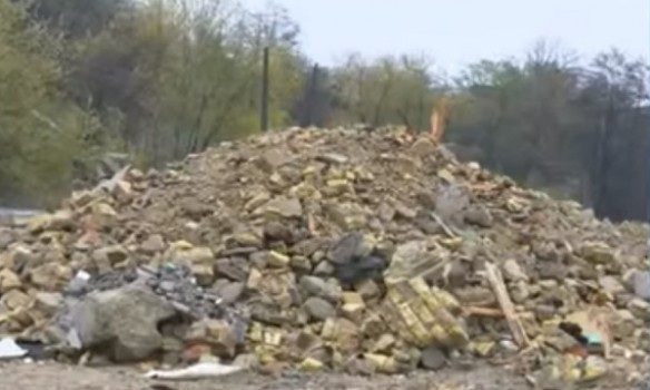 У Києві після скарг жителів почали прибирати водойму від сміття