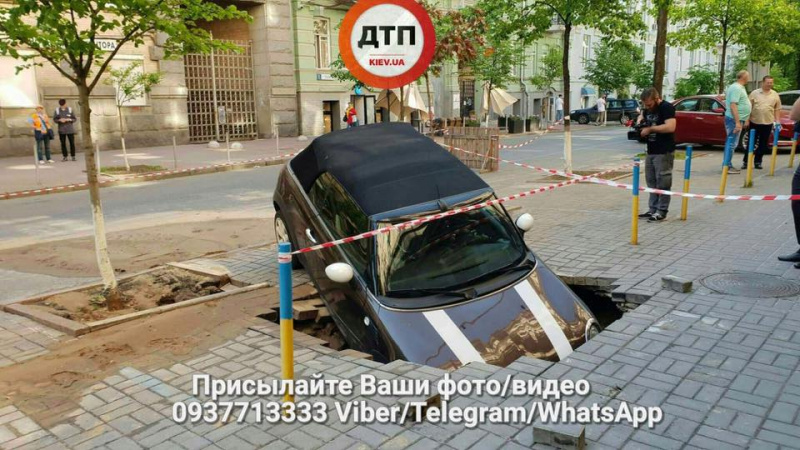 У Києві під асфальт провалилося авто: виявили власника (відео)