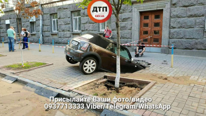У Києві під асфальт провалилося авто: виявили власника (відео)
