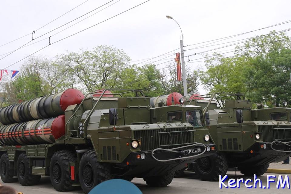 В окупованому Севастополі на 9 травня пройшлися з портретами Сталіна