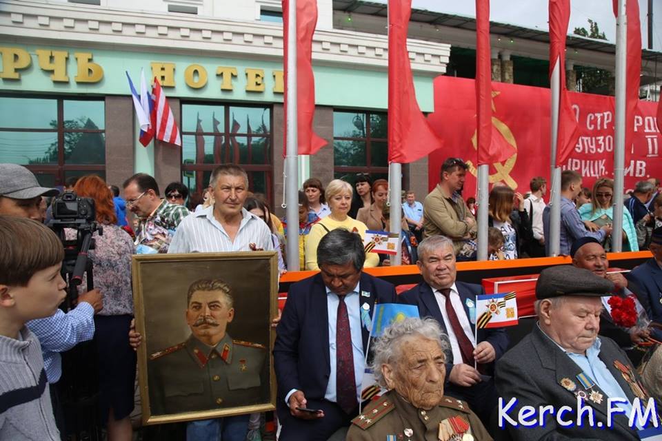 В окупованому Севастополі на 9 травня пройшлися з портретами Сталіна