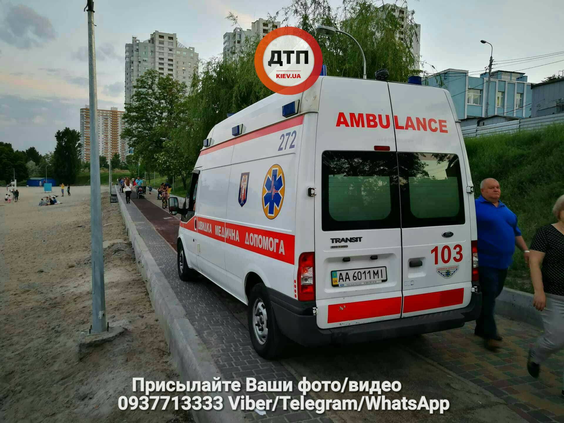 "Достали без признаков жизни": в Киеве из озера спасли утонувшую девушку (фото)