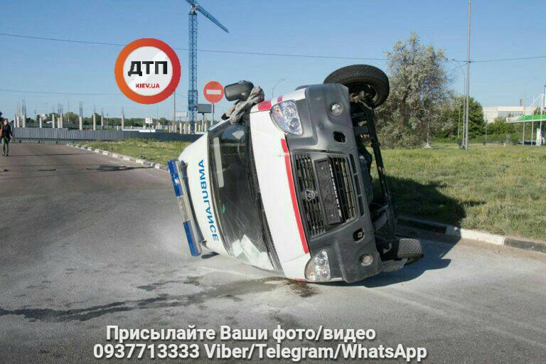 "Проковзав близько 30 метрів": у Києві перекинулася "швидка" (фото)