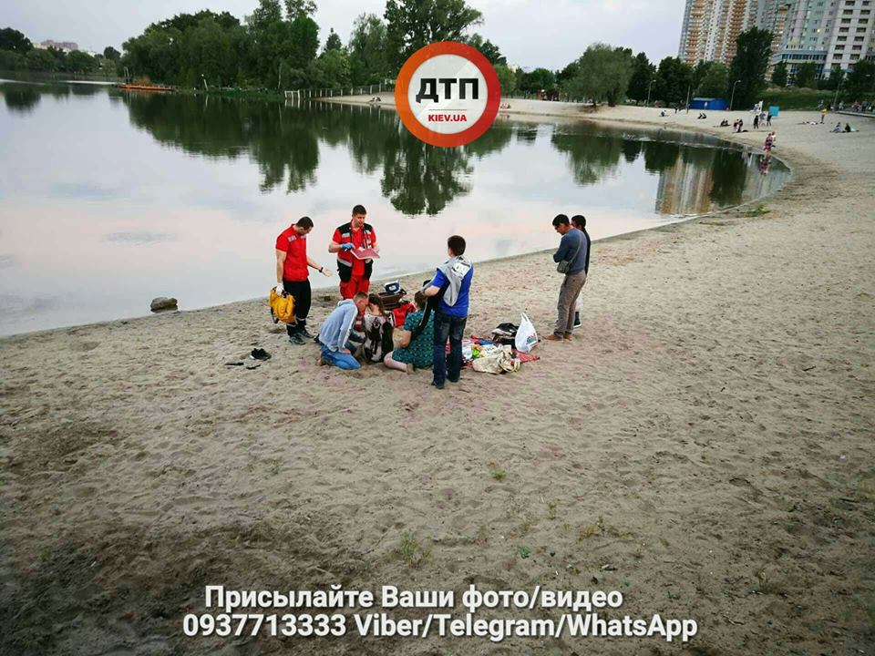 "Достали без признаков жизни": в Киеве из озера спасли утонувшую девушку (фото)