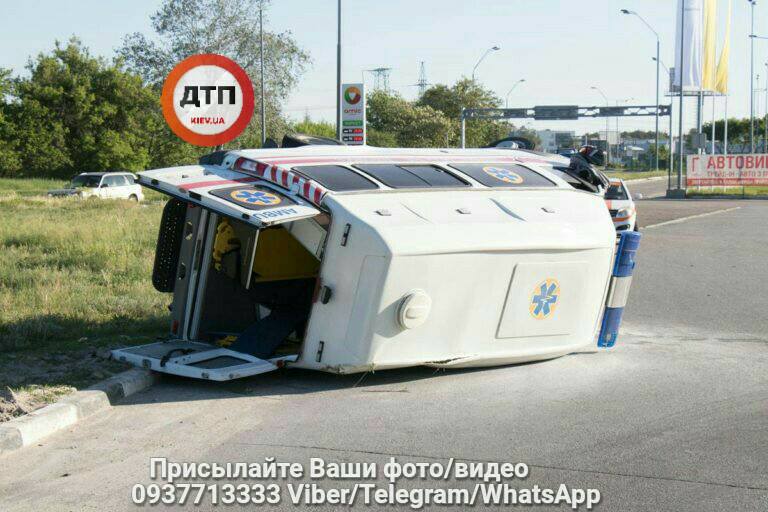 "Проковзав близько 30 метрів": у Києві перекинулася "швидка" (фото)
