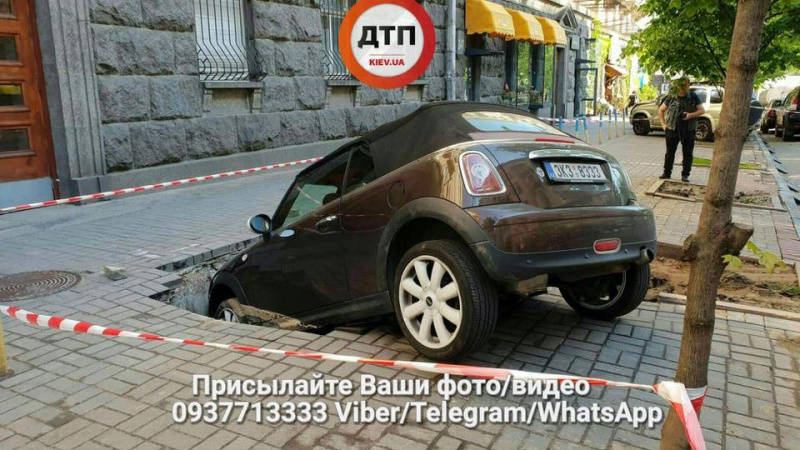 У Києві під асфальт провалилося авто: виявили власника (відео)