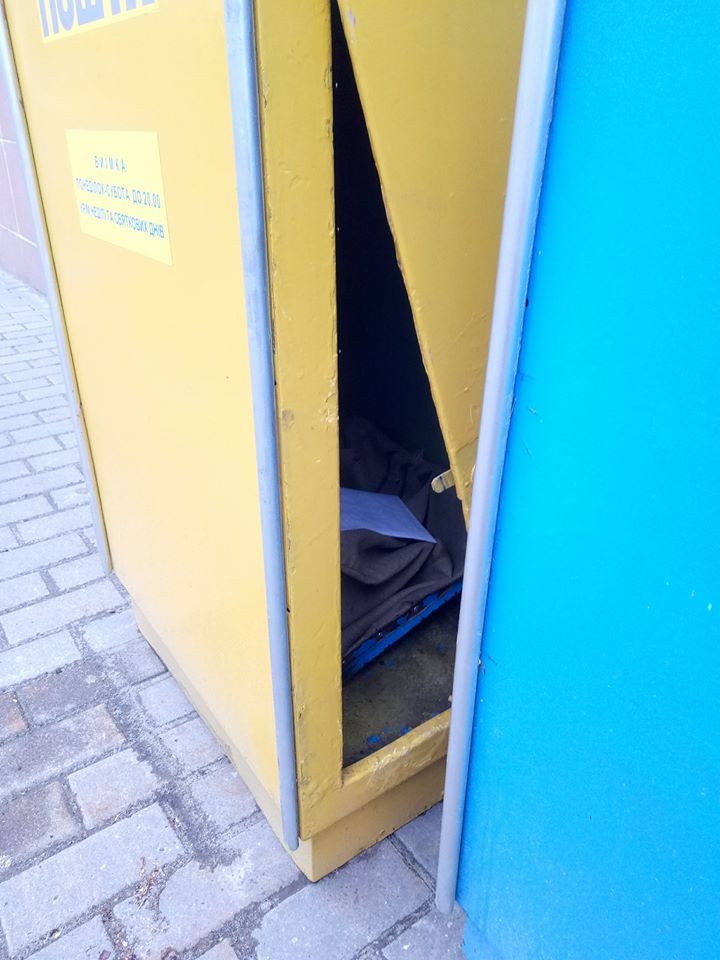 В сети показали, как относится Укрпочта к письмам своих клиентов