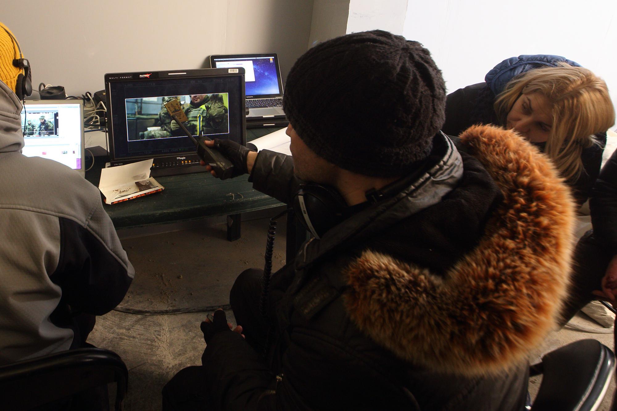 Ахтем Сєїтаблаєв дивиться зняті сцени