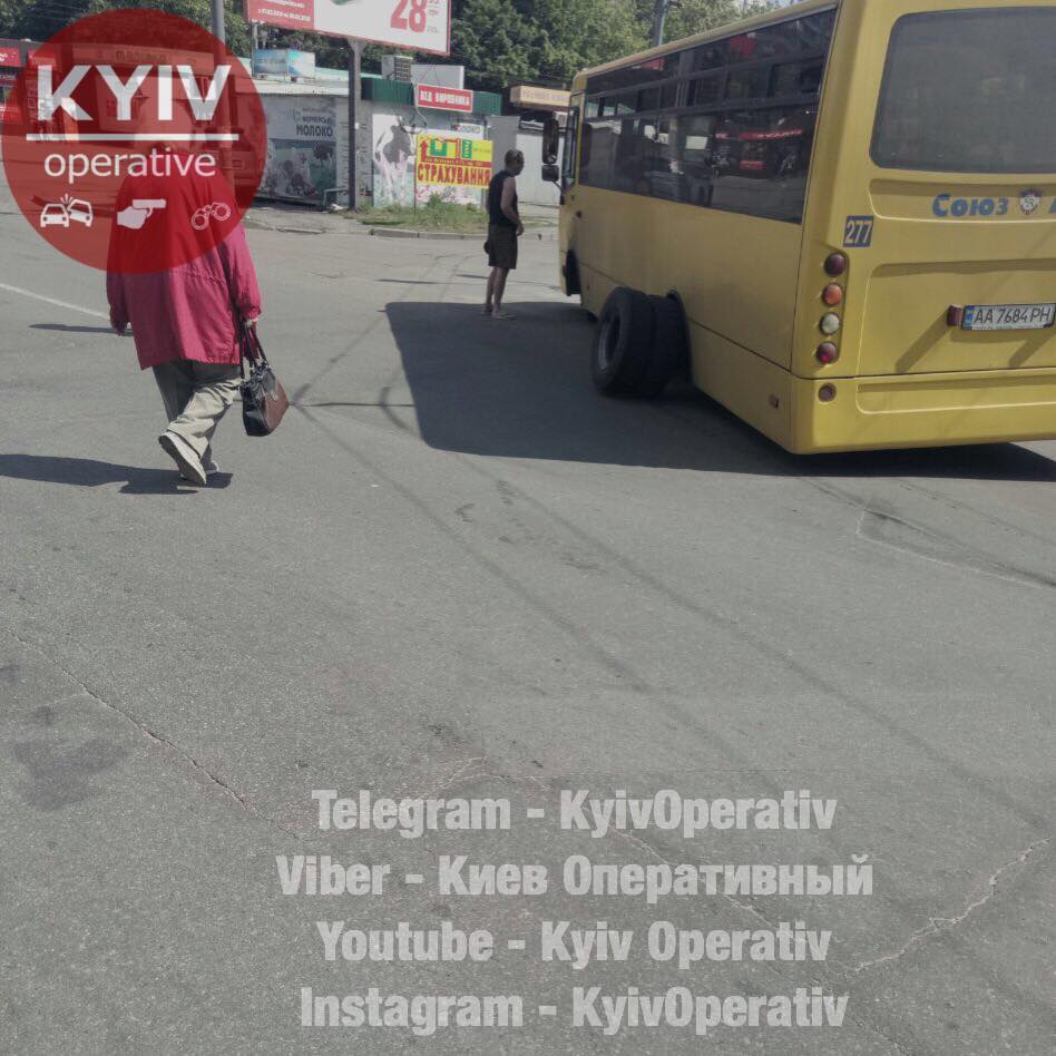 "Так ще й нова!" В Києві у маршрутки на ходу відвалилися колеса (фото)