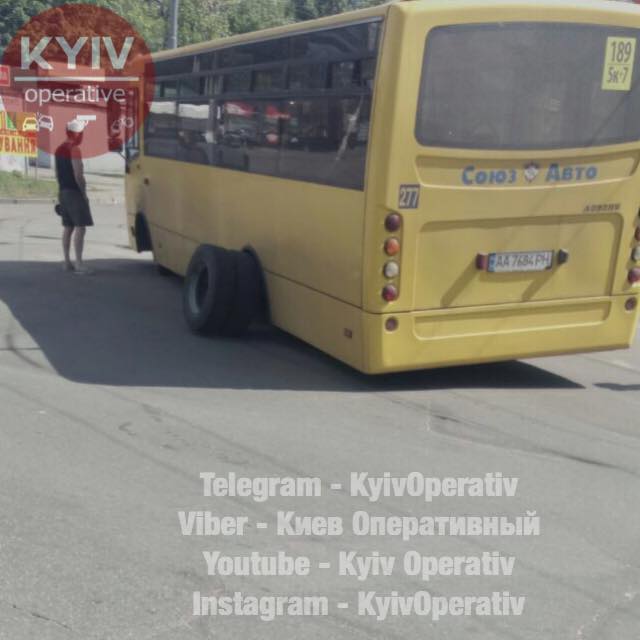 "Так ще й нова!" В Києві у маршрутки на ходу відвалилися колеса (фото)