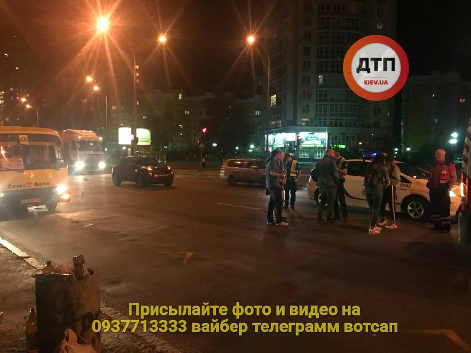 Бігла на червоне світло: у Києві авто збило пішохода