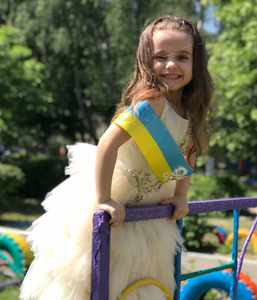 &quot;Наплакалась&quot;: Лилия Ребрик поделилась милыми фото с выпускного дочери