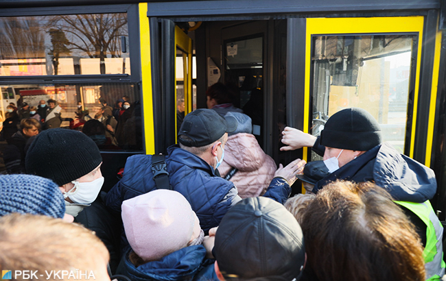 Карантин у Києві: з'явилися фото "штурму" автобусів