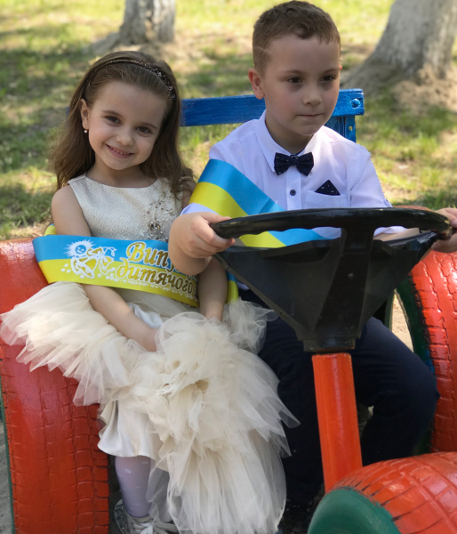 &quot;Наплакалась&quot;: Лилия Ребрик поделилась милыми фото с выпускного дочери