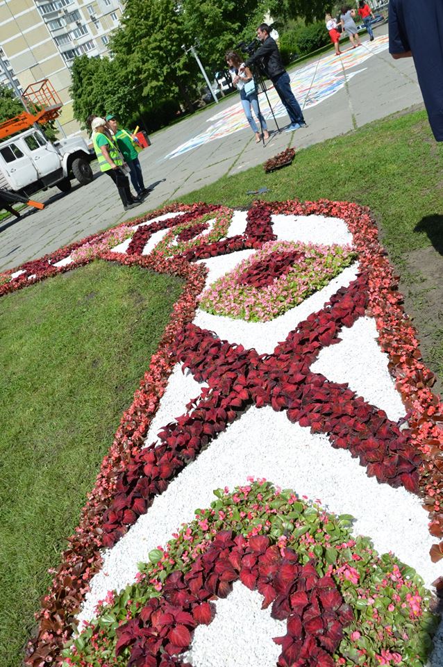 Ко Дню вышиванки в Киеве создали цветочный рушник