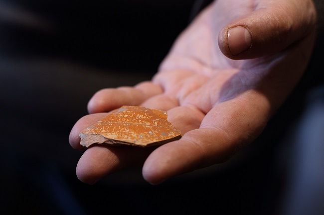 фрагмент червоно-лакової кераміки