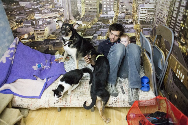 Михаил у себя дома вместе с собаками Салли и Фунтиком, котом Леопольдом и дочерью Ларисой