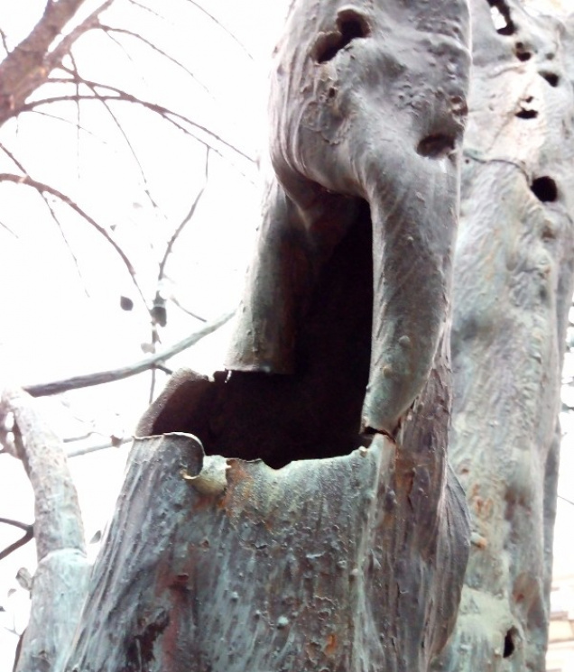 В парке кованых фигур в оккупированном Донецке экспонаты режут на металлолом