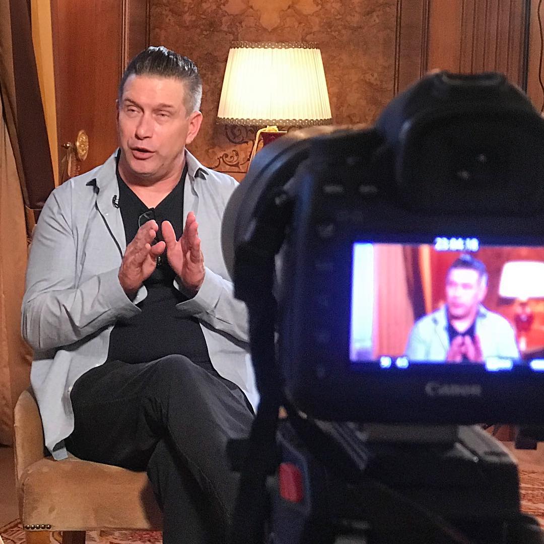 Будет молиться за Украину: голливудский актер приехал в Киев (фото)