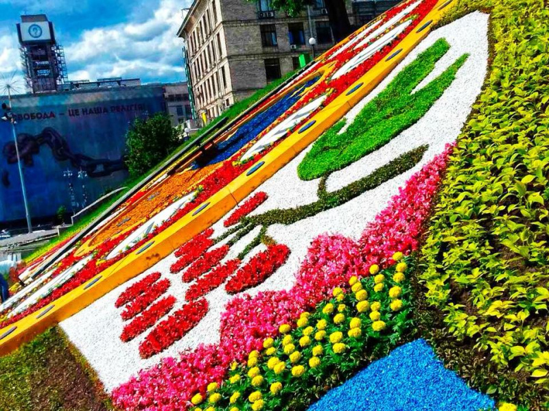 В центре Киева обновили огромные цветочные часы (фото)