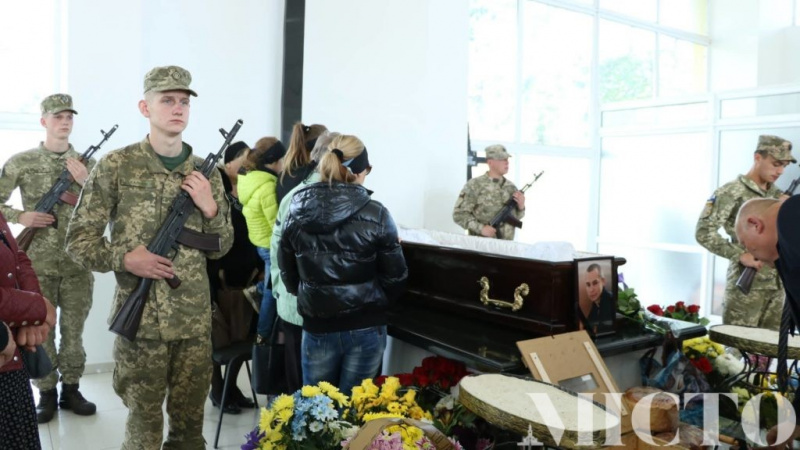 В Івано-Франківську провели в останню путь загиблого на Донбасі бійця (фото)