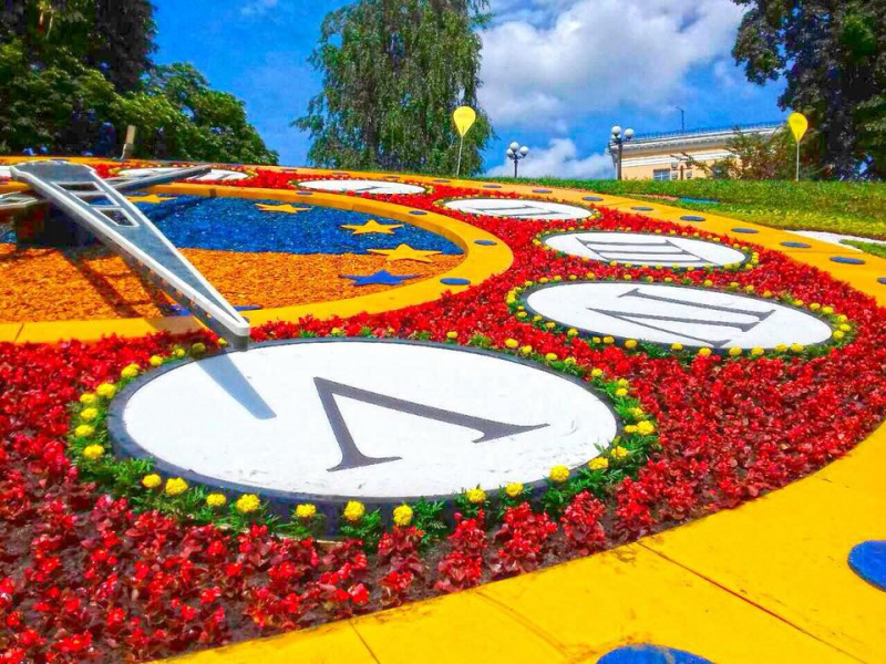 В центре Киева обновили огромные цветочные часы (фото)