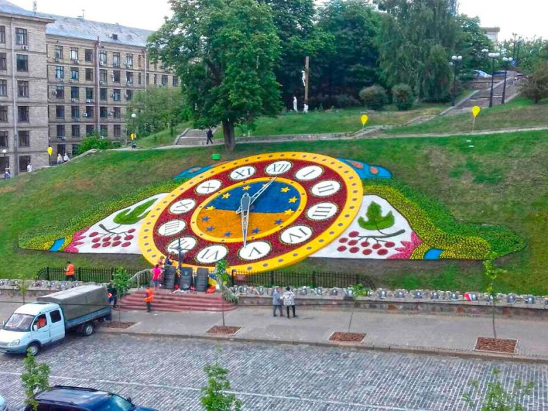 В центре Киева обновили огромные цветочные часы (фото)