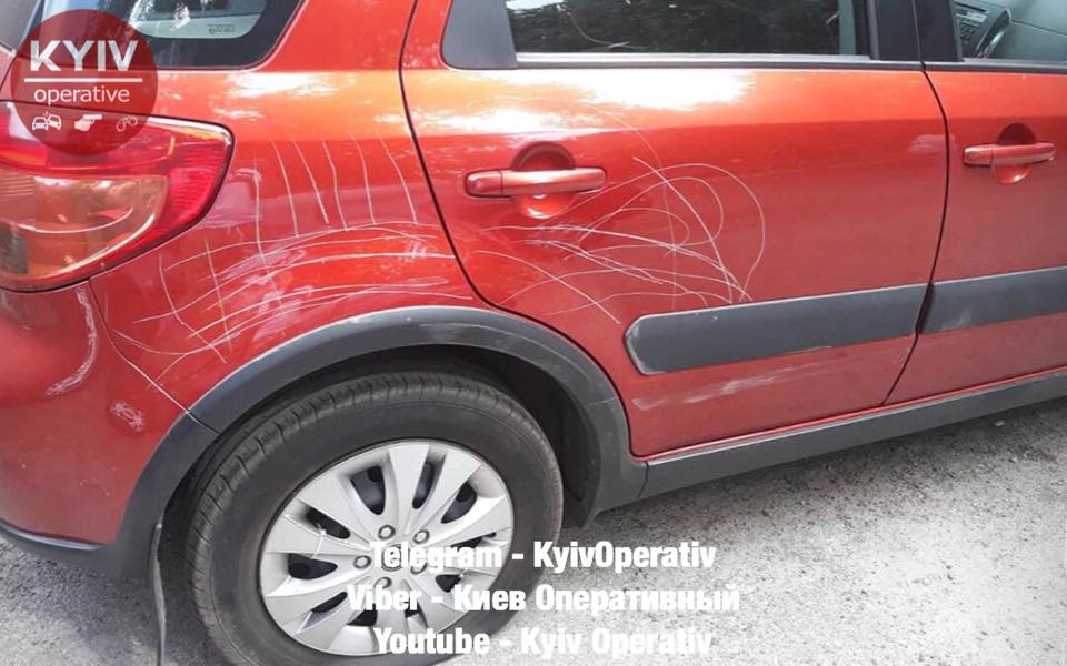 "Дуже свербіли руки": у Києві вандали пошкодили одразу кілька авто (фото)