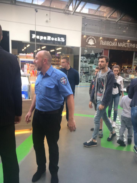 "Вдарив по печінці": охоронець київського ТЦ накинувся на дитину (фото)