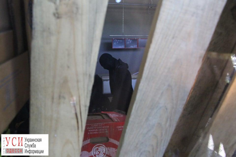 На глазах у покупателей: в Одессе конкуренты разгромили супермаркет (фото)