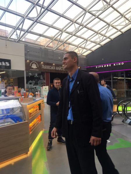 "Вдарив по печінці": охоронець київського ТЦ накинувся на дитину (фото)