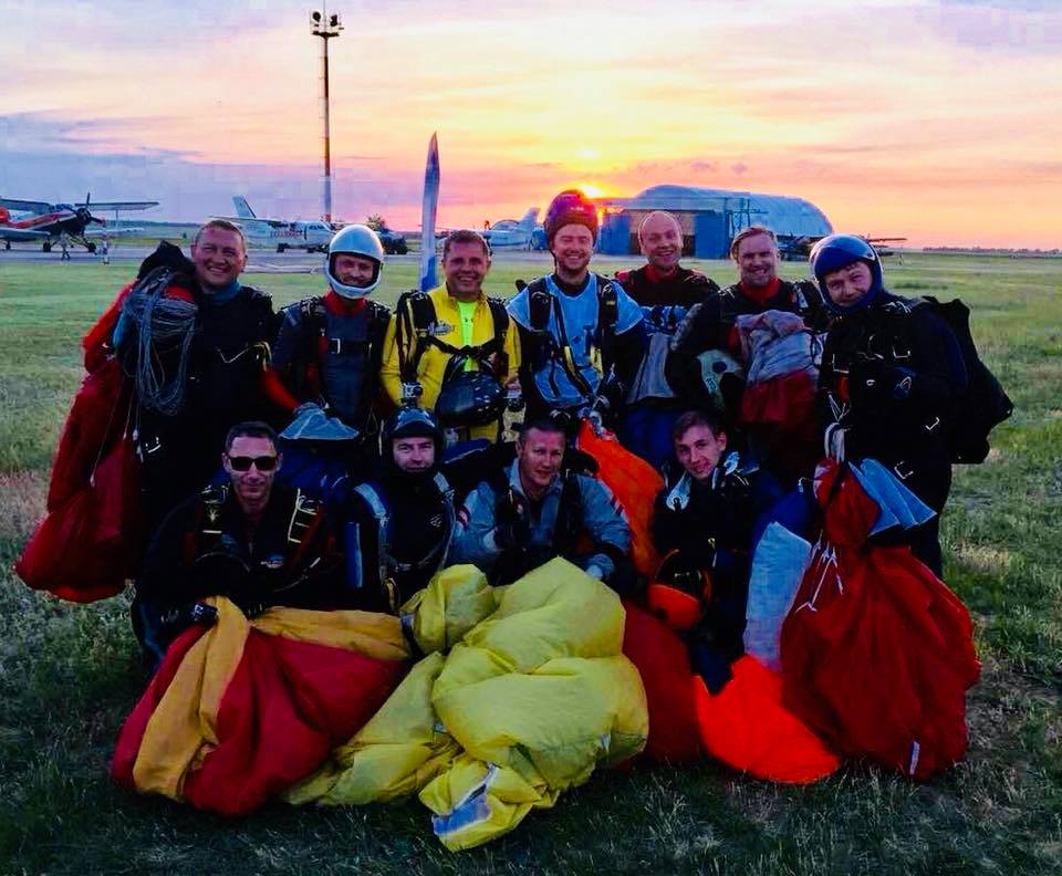 В Днепропетровской области пенсионерка в коляске прыгнула с парашютом (фото)