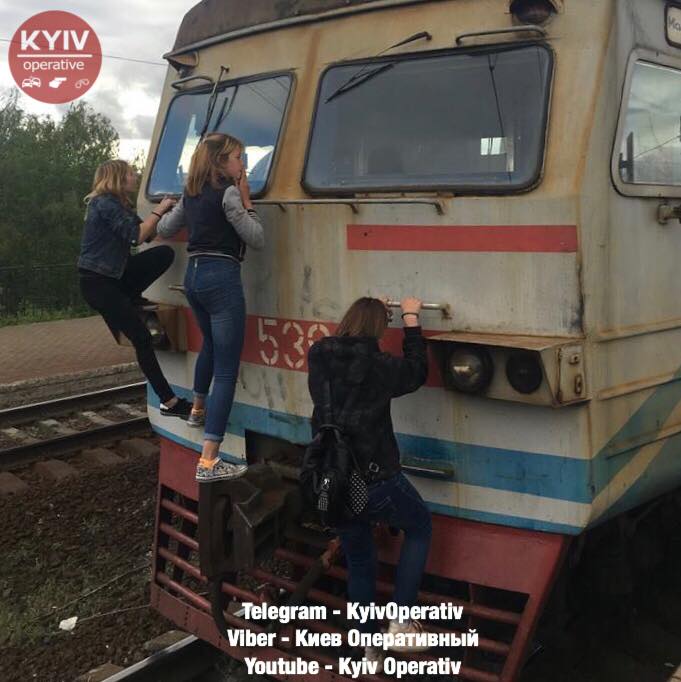 "Любителі екстриму": у Києві школярки проїхалися на вагонах електрички