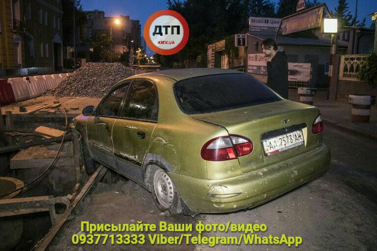 "Воно саме так вийшло": у Києві авто влетіло у будівельний котлован