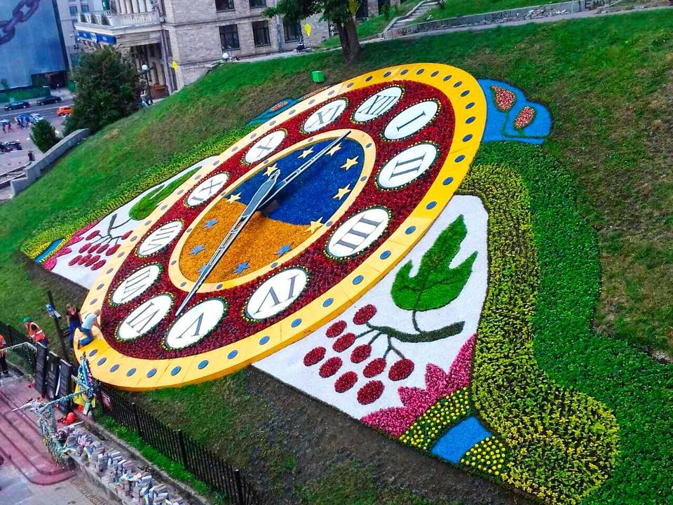 В центре Киева обновили огромные цветочные часы (фото)