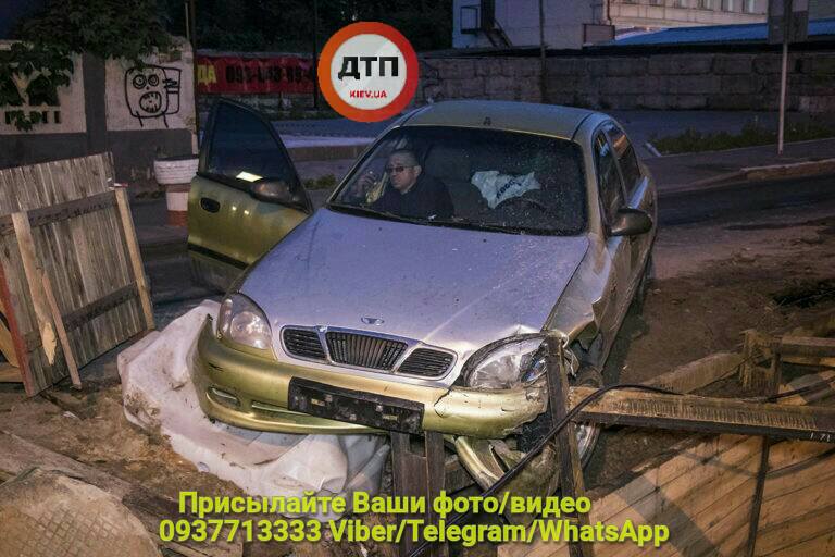 "Воно саме так вийшло": у Києві авто влетіло у будівельний котлован