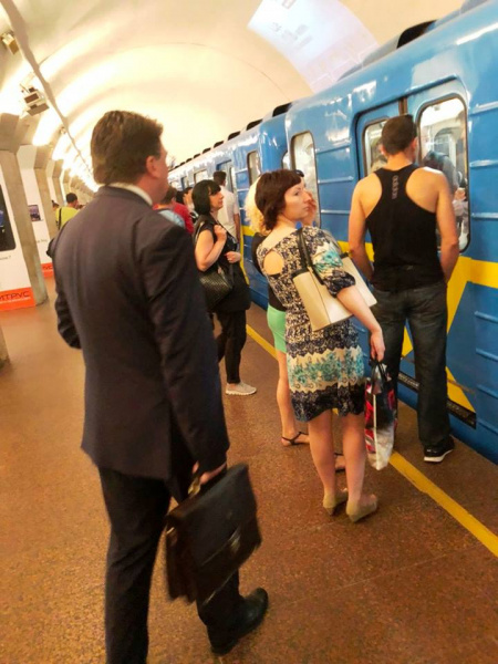 &quot;Бачив, як ходив по землі&quot;: міністр молоді та спорту України побував в метро (фото)