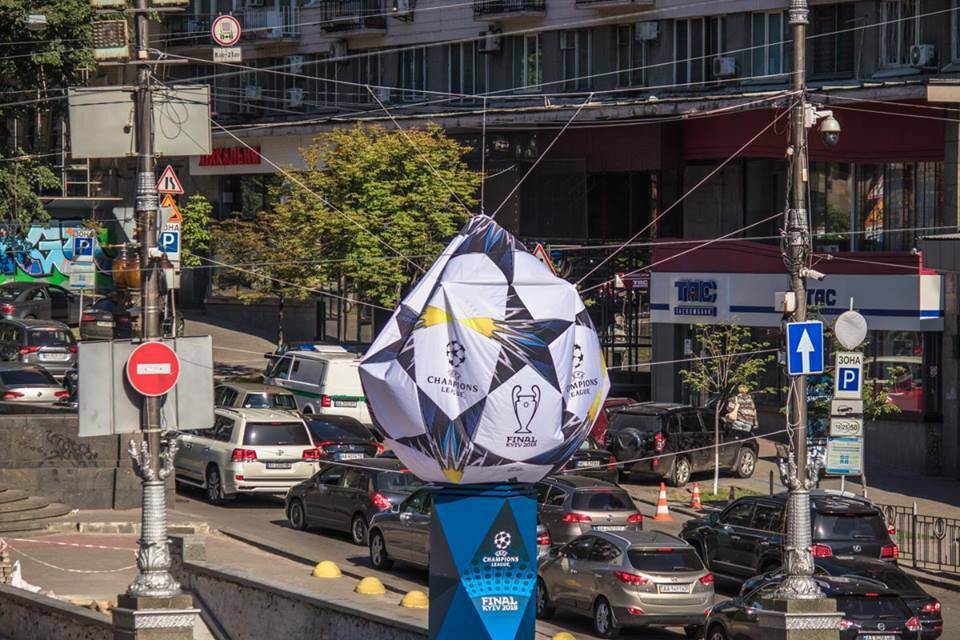 "Зажурився": в центрі Києва здувся м'яч Ліги чемпіонів (фото)